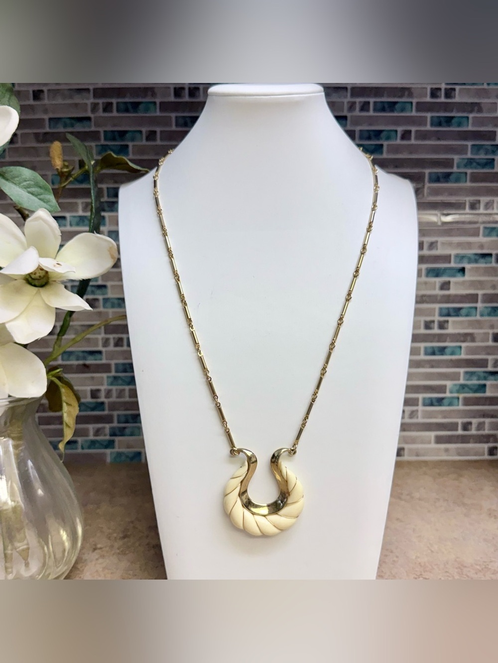 Vintage 1970s Sarah Coventry Gold Tone Necklace.